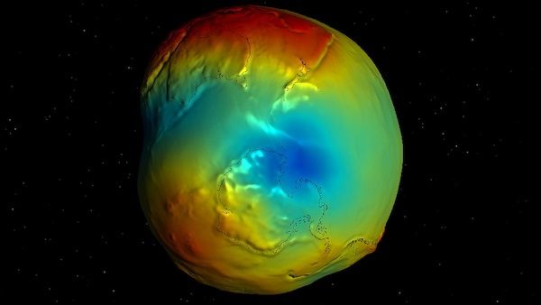 Giant gravity anomaly under Antarctica is getting stronger, scientists reveal | ScienceAlert