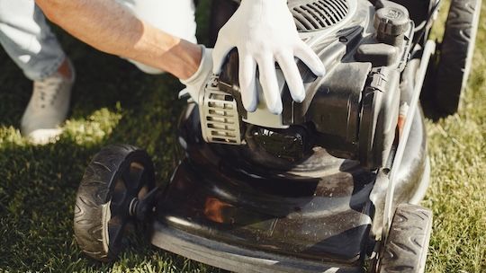 How to sharpen your lawnmower… without losing a digit