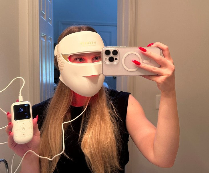 Woman wearing the Megelin Duo-Lux LED face mask