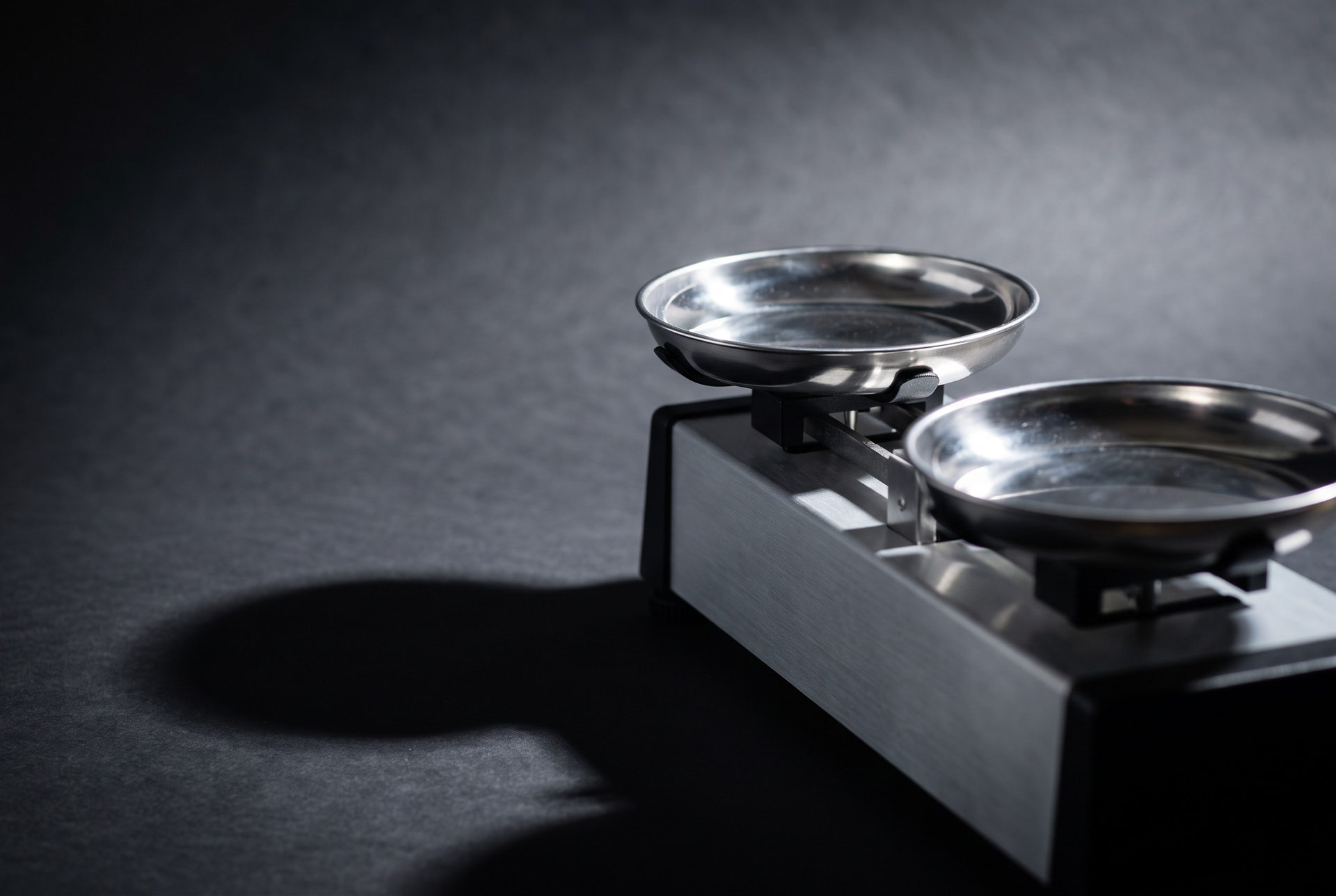Balance with two empty pans