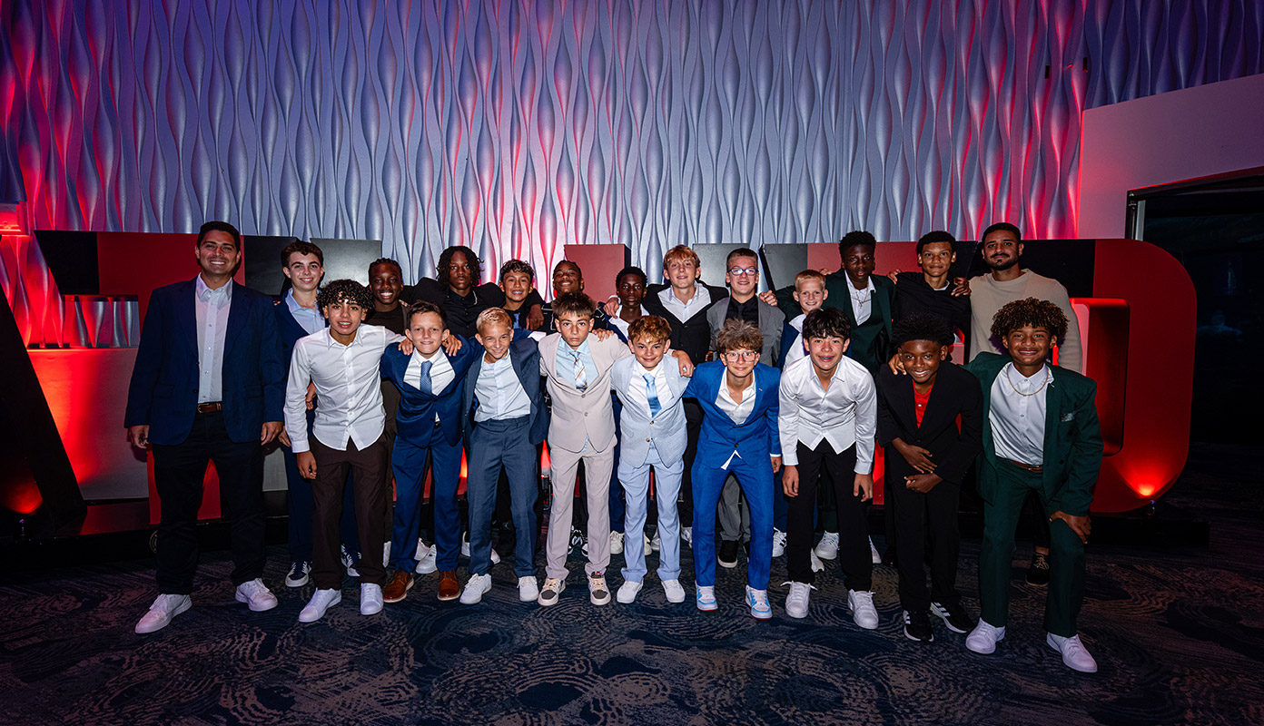 Crowd poses for a picture a the 2026 Academy Dinner at the Georgia Aquarium.