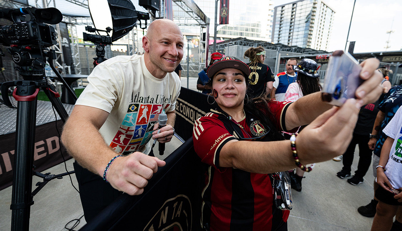 Image of Brad Guzan and a United fan taking a selfie