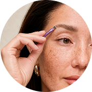 woman defining eyebrow
