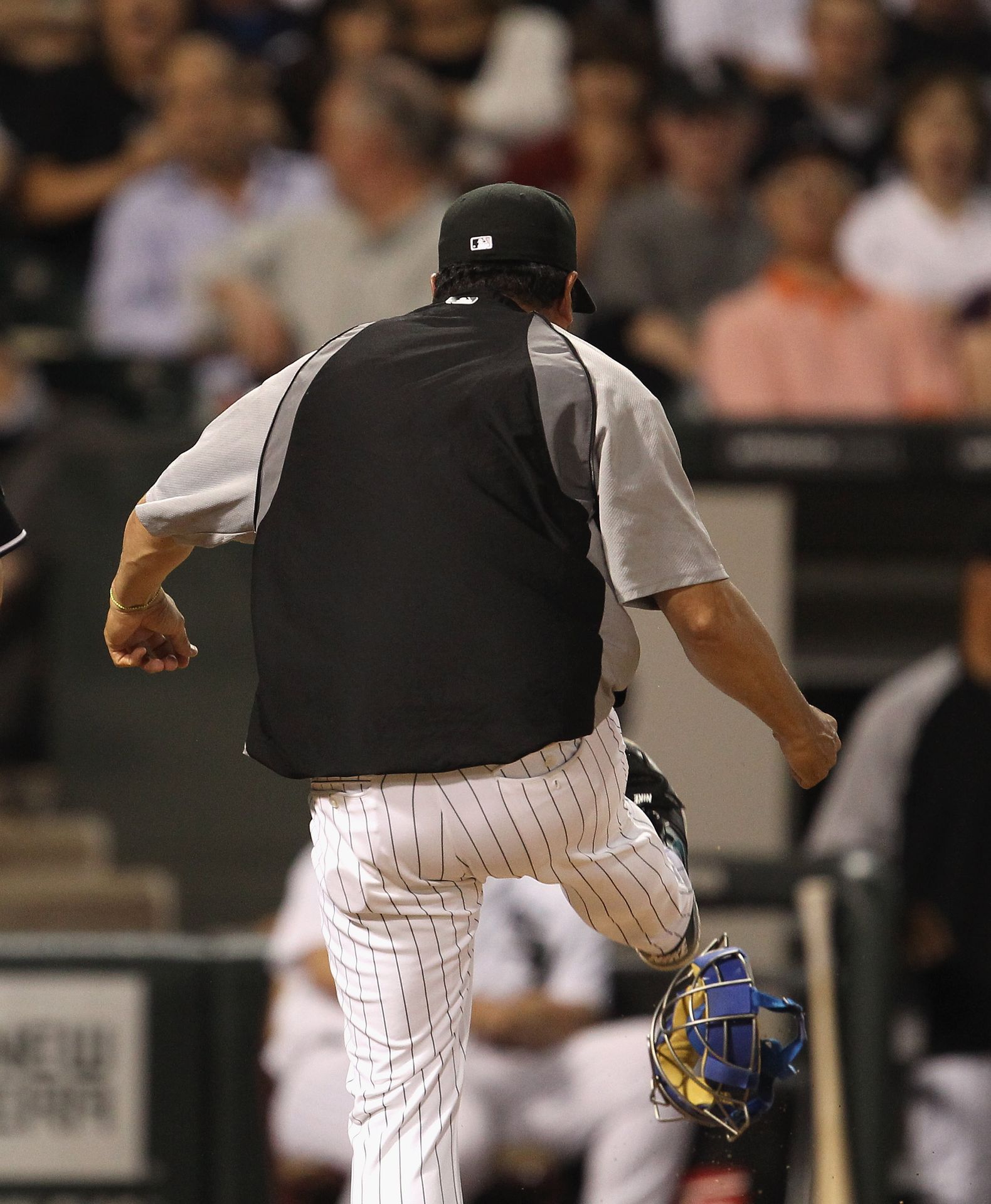 Ozzie Guillen kicks Geovany Soto's mask