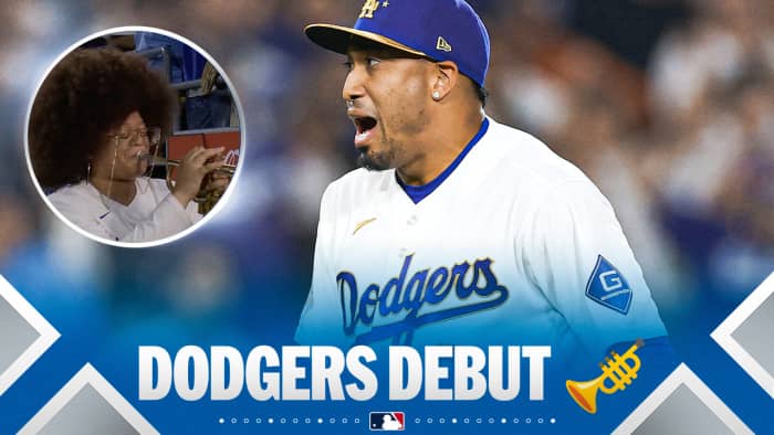 Edwin Díaz enters game accompanied by live trumpet player