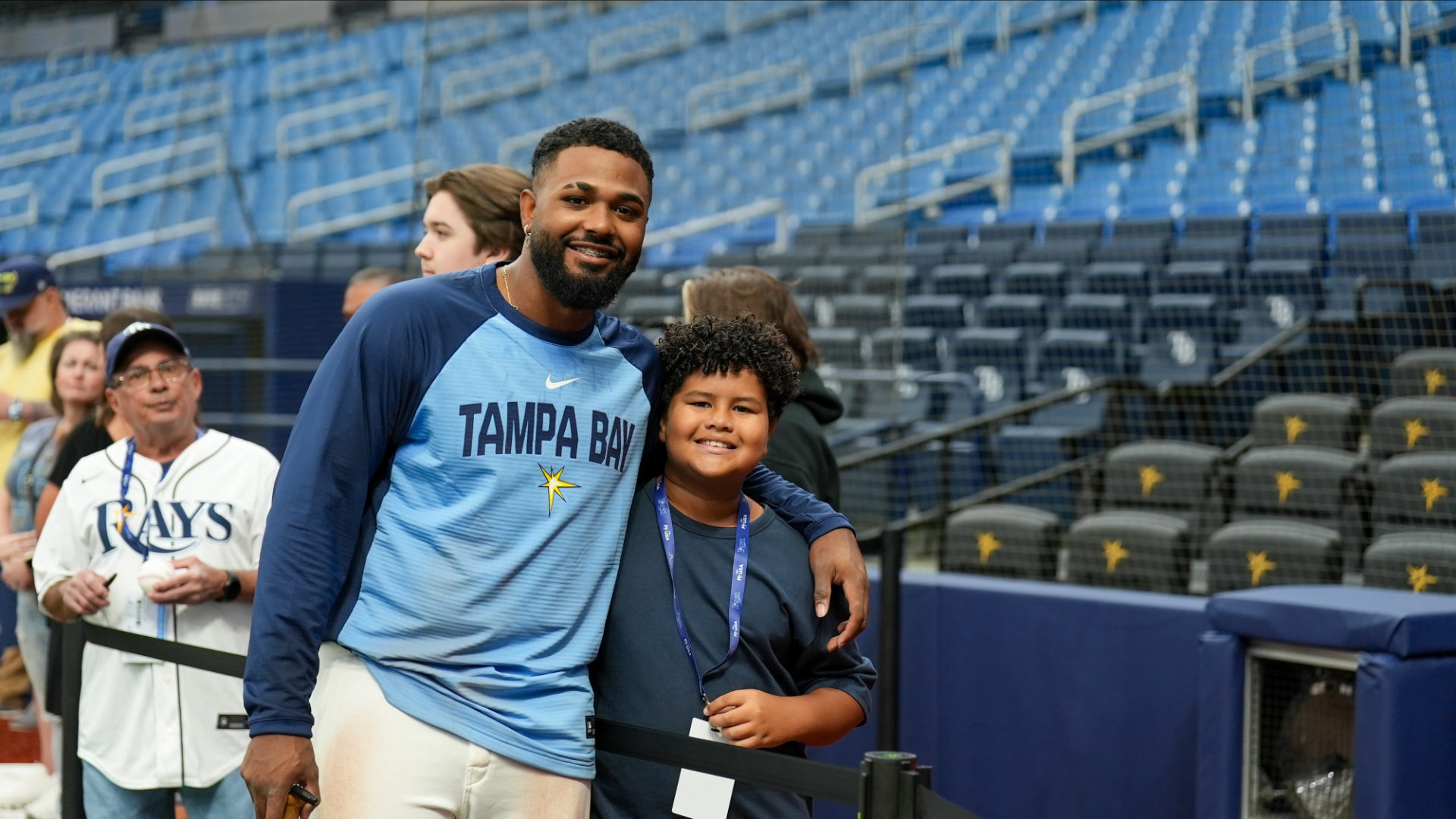 Junior Caminero meets with fans