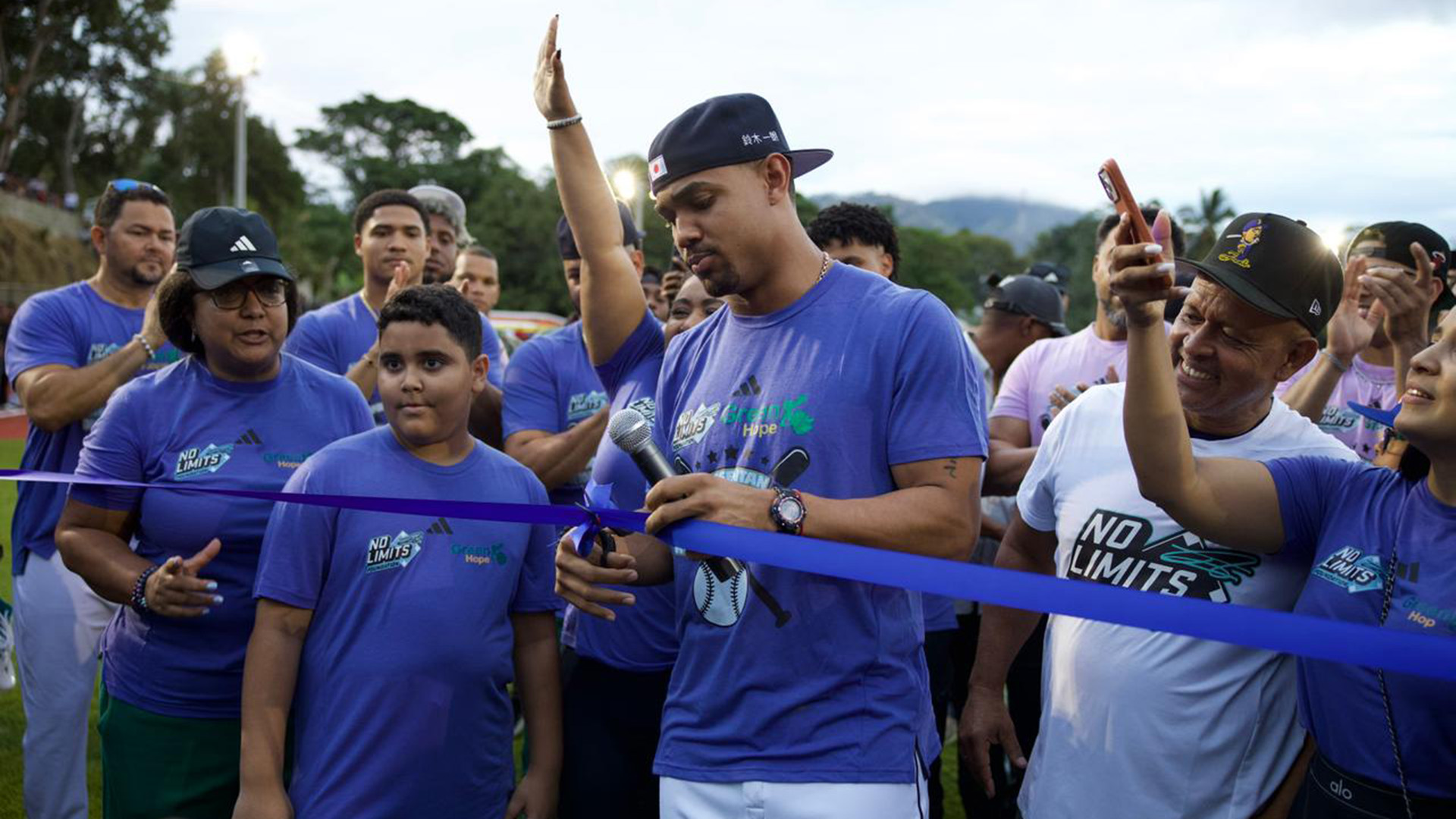 Julio Rodríguez cuts ribbon