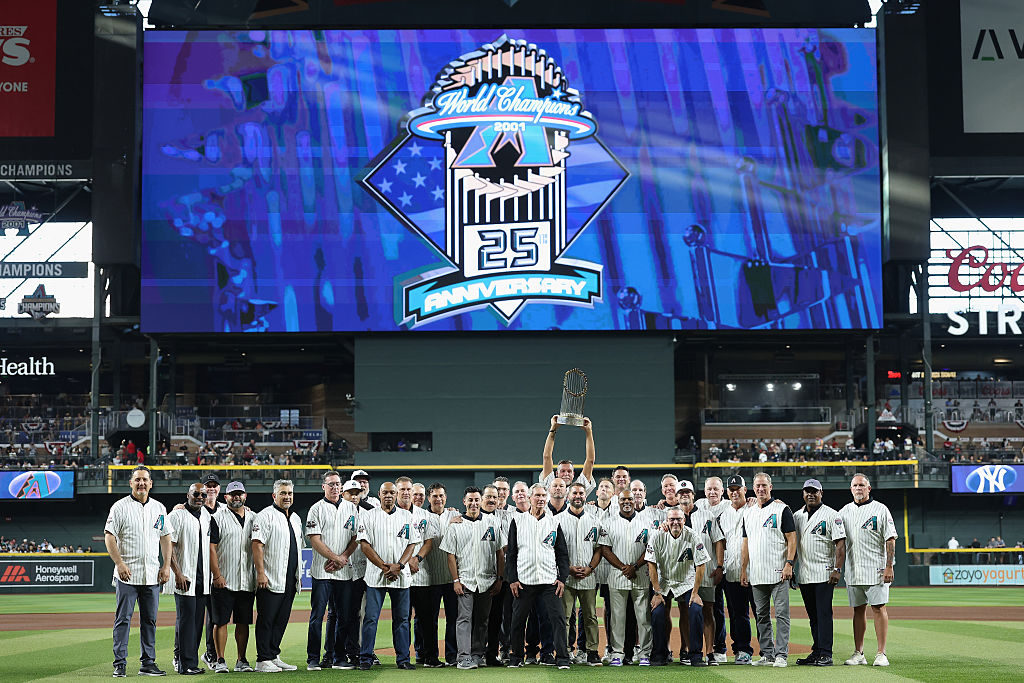 Diamondbacks honor 25th anniversary of 2001 World Series champs