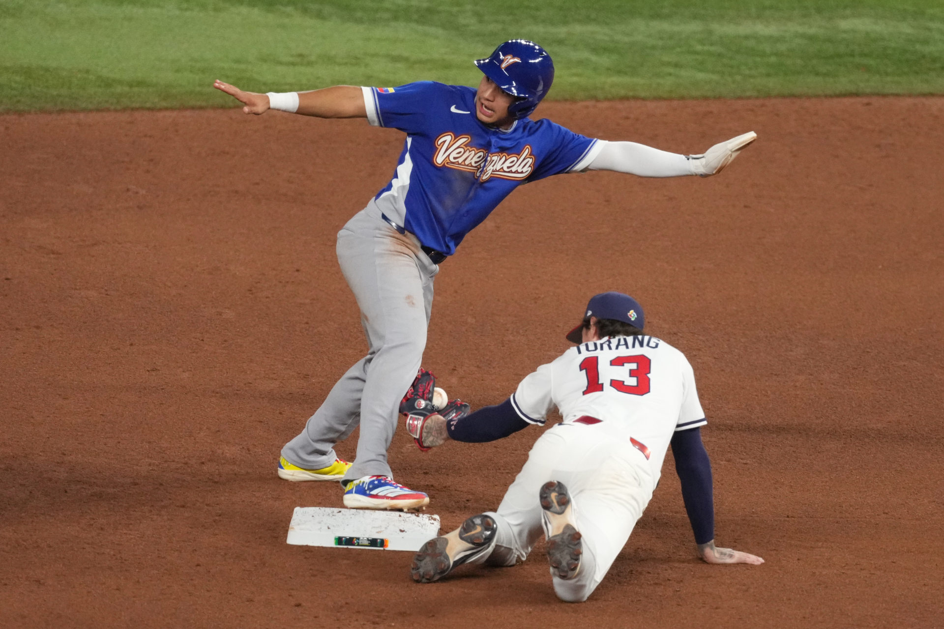 Javier Sanoja steals second before scoring winning run in Venezuela's 3-2 final win over Team USA