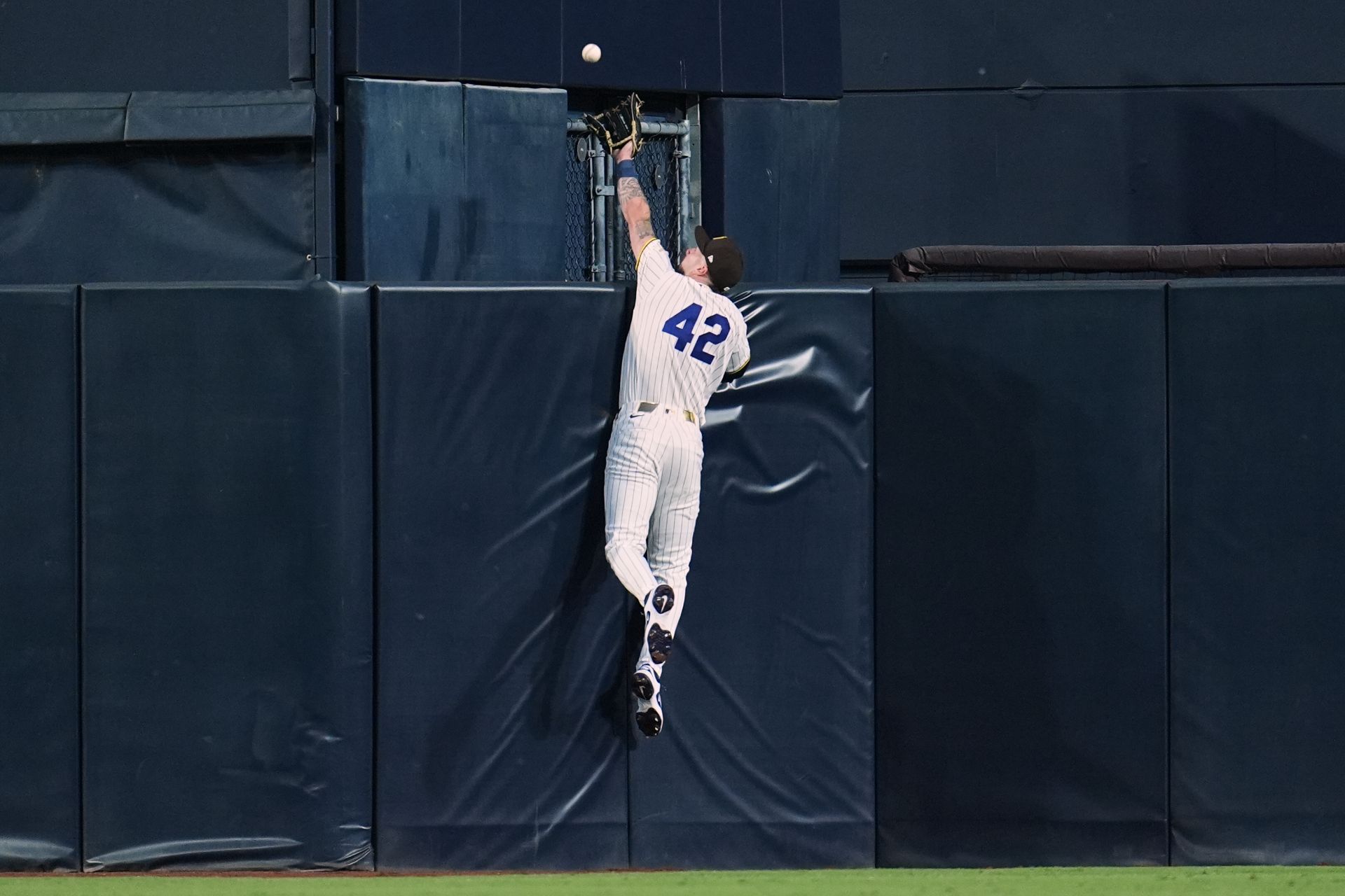 Jackson Merrill robs a home run